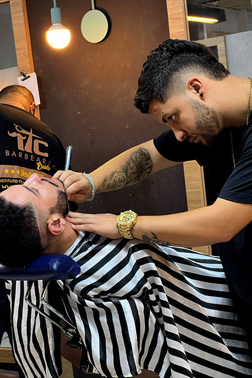 Aluno praticando corte